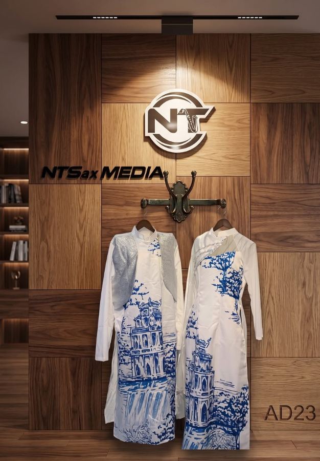 Cặp áo dài nam nữ biểu diễn thiết kế đồng bộ tại NTSax Media Entertainment
