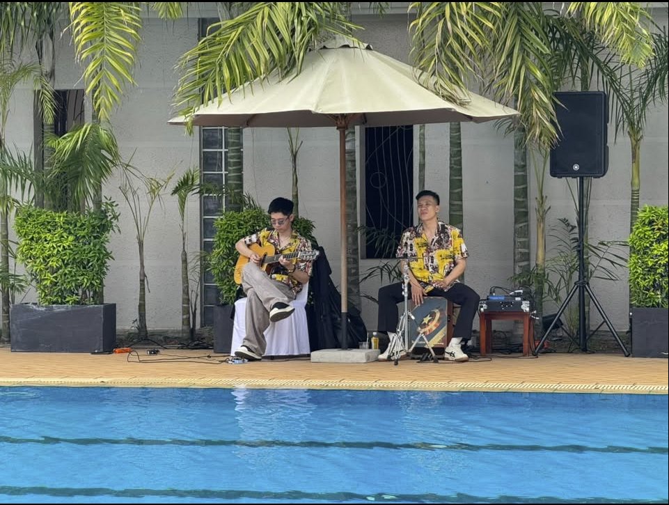 Nhóm acoustic của NTSax Media Entertainment biểu diễn bên hồ bơi Sân Golf Sông Bé Resort
