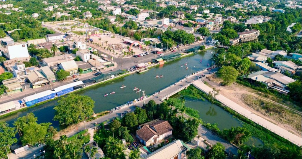Flycam toàn cảnh hoạt động chèo thuyền và chèo SUP trên rạch Búng, phường Thuận An ngày 30/4/2026