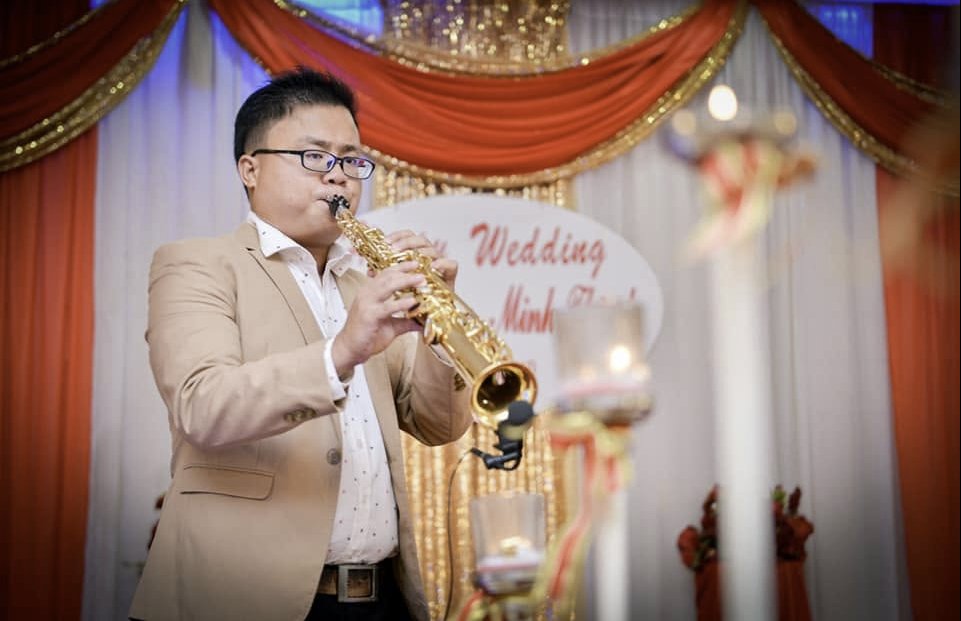 Nghệ sĩ saxophone NTSax Media Entertainment hoà tấu trong tiệc cưới tại nhà hàng