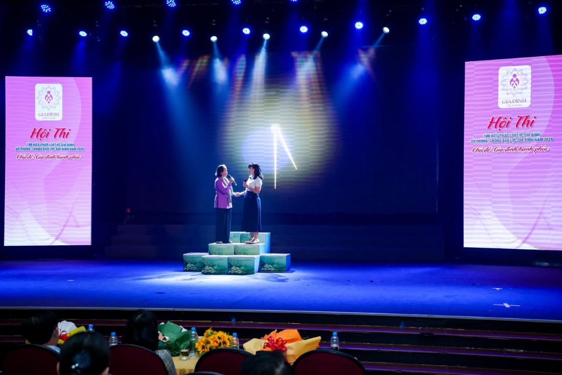 Tiết mục chào hỏi của đơn vị dự thi do NTSax Media Entertainment dàn dựng