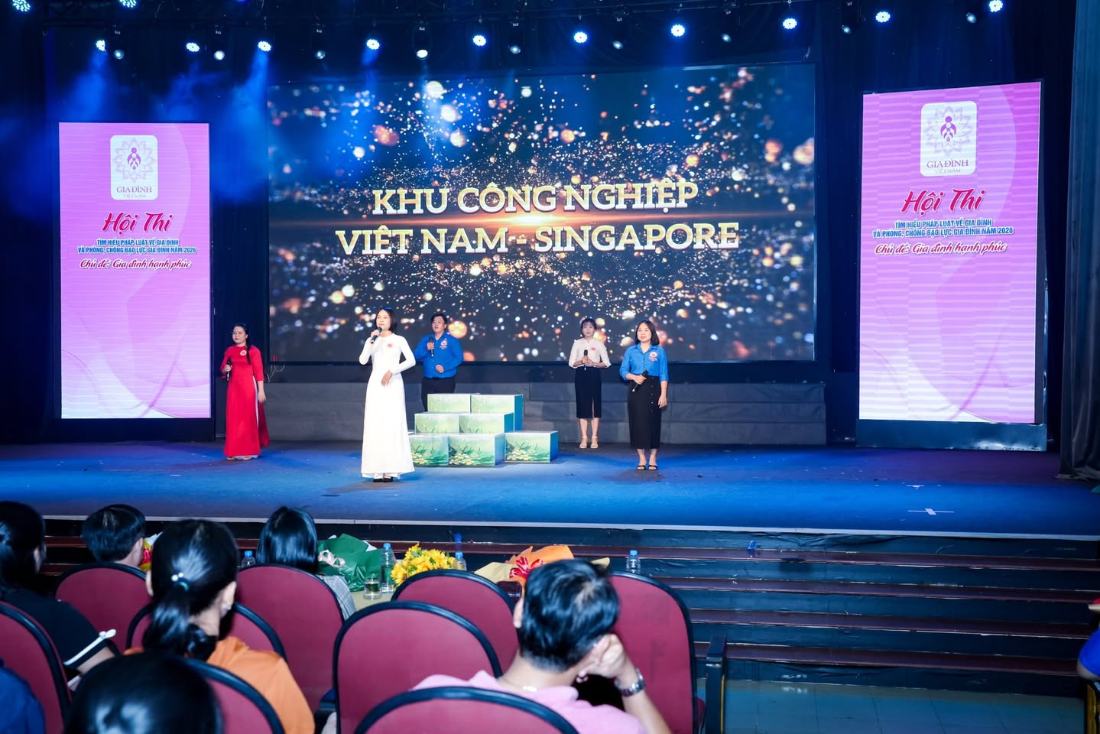 Toàn cảnh sân khấu hội thi do NTSax Media Entertainment dàn dựng