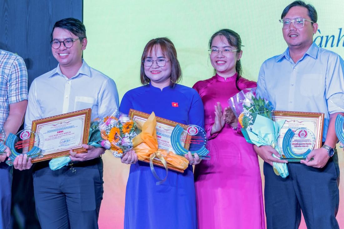 Đại diện đơn vị nhận giải tại Liên hoan phim ngắn Tuyên truyền bầu cử năm 2026