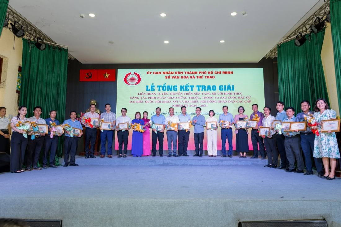 Ê kíp NTSax Media Entertainment cùng các đơn vị dự thi liên hoan phim ngắn