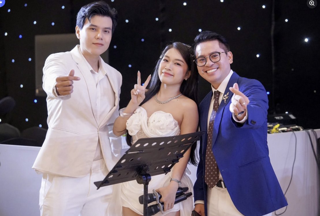 MC sự kiện và ca sĩ trong ê-kíp biểu diễn tại Lễ khởi công Nam Mekong Grand Plaza