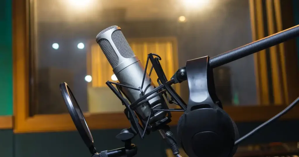 Micro thu âm và tai nghe kiểm âm tại phòng thu NTSax Media Entertainment Bình Dương