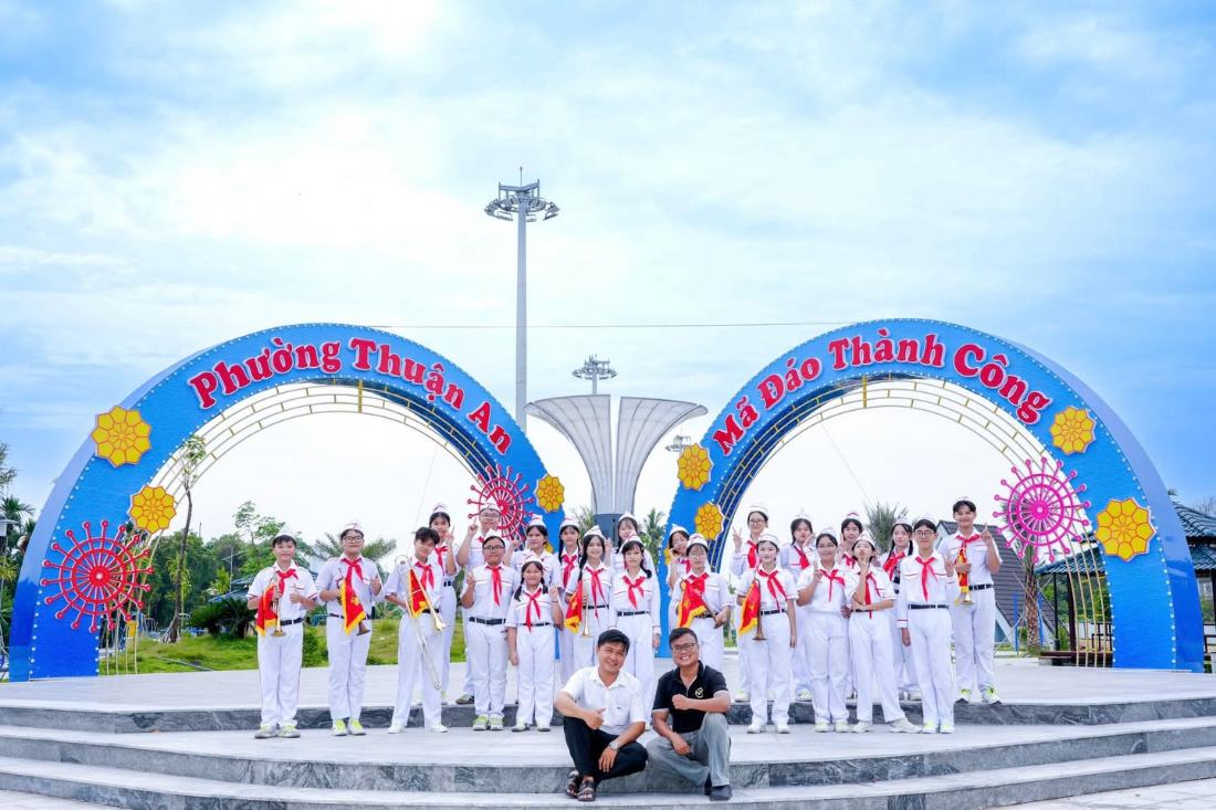 Quay MV Tiếng Kèn Đội Ta cùng học sinh Trường THCS Trịnh Hoài Đức tại quảng trường phường Thuận An
