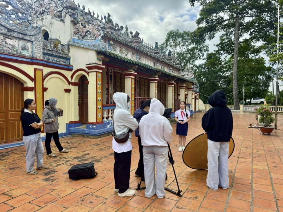 Ê-kíp NTSax Media Entertainment quay video thuyết minh tại Đình Thần Phú Long, Lái Thiêu