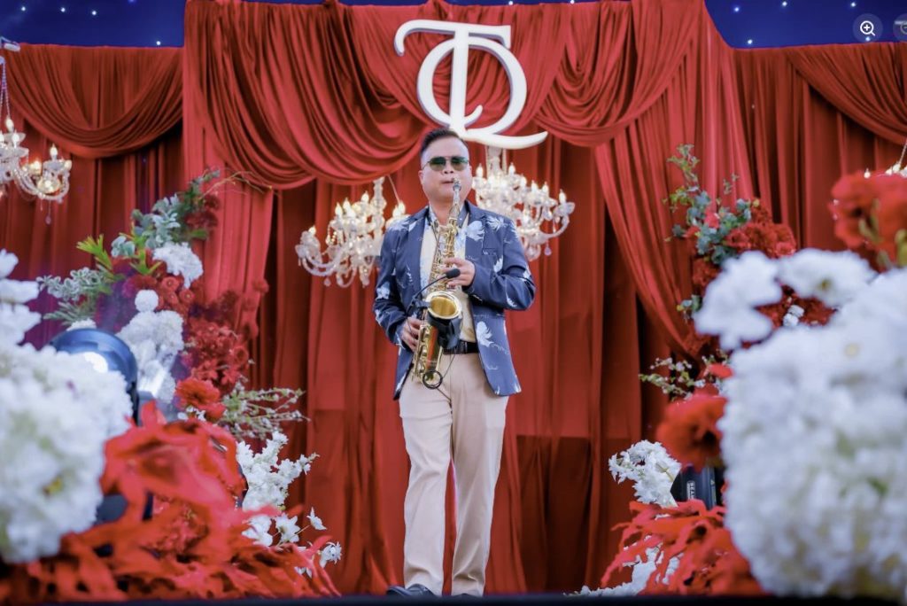 Nghệ sĩ saxophone NTSax Media Entertainment biểu diễn trên sân khấu tiệc cưới Phúc An Khang