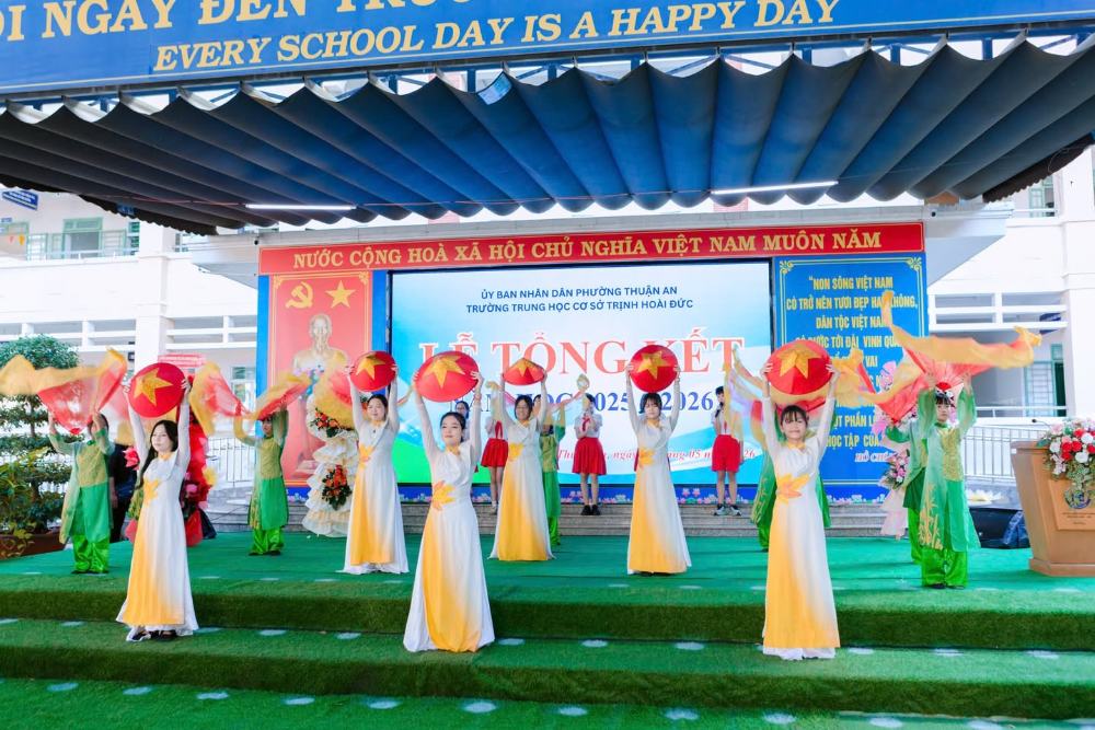 Học sinh Trường THCS Trịnh Hoài Đức trong trang phục biểu diễn của NTSax Media Entertainment