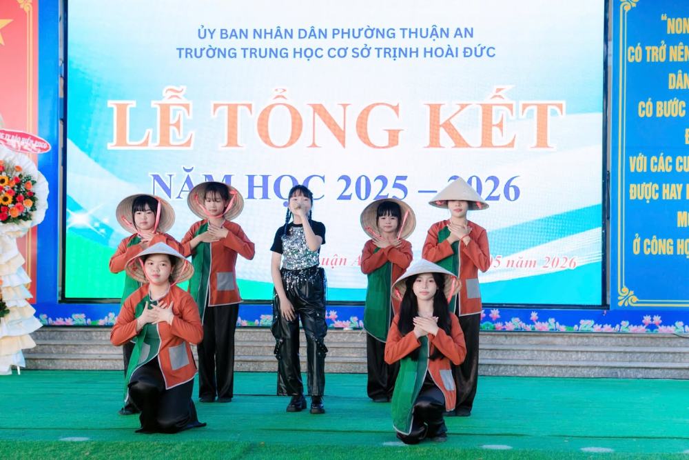 Tiết mục văn nghệ lễ tổng kết năm học với trang phục biểu diễn đồng bộ