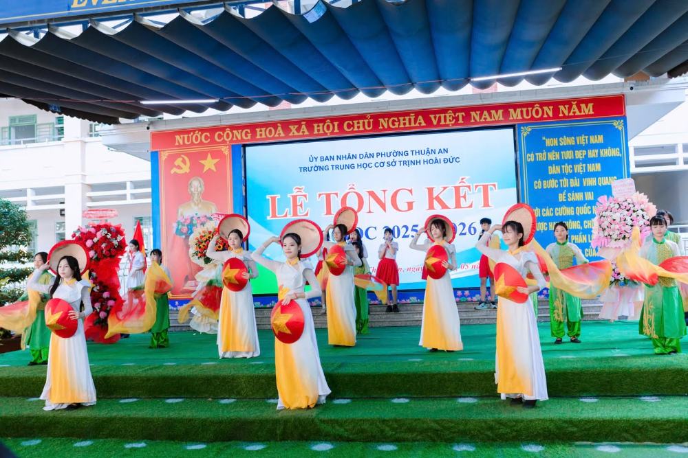 Nhóm học sinh biểu diễn trên sân khấu lễ tổng kết năm học