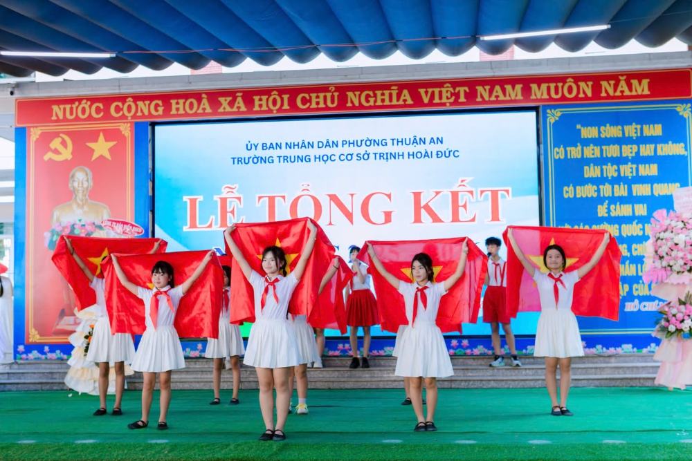 Trang phục biểu diễn lên hình trong tiết mục văn nghệ trường học