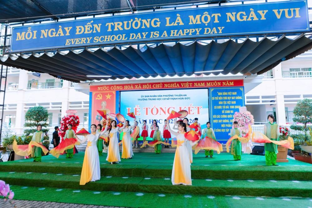 Hình ảnh phản hồi từ khách hàng sau khi thuê trang phục biểu diễn