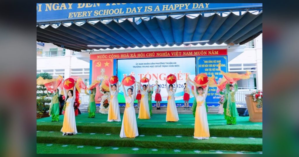 Học sinh Trường THCS Trịnh Hoài Đức trong trang phục biểu diễn của NTSax Media Entertainment