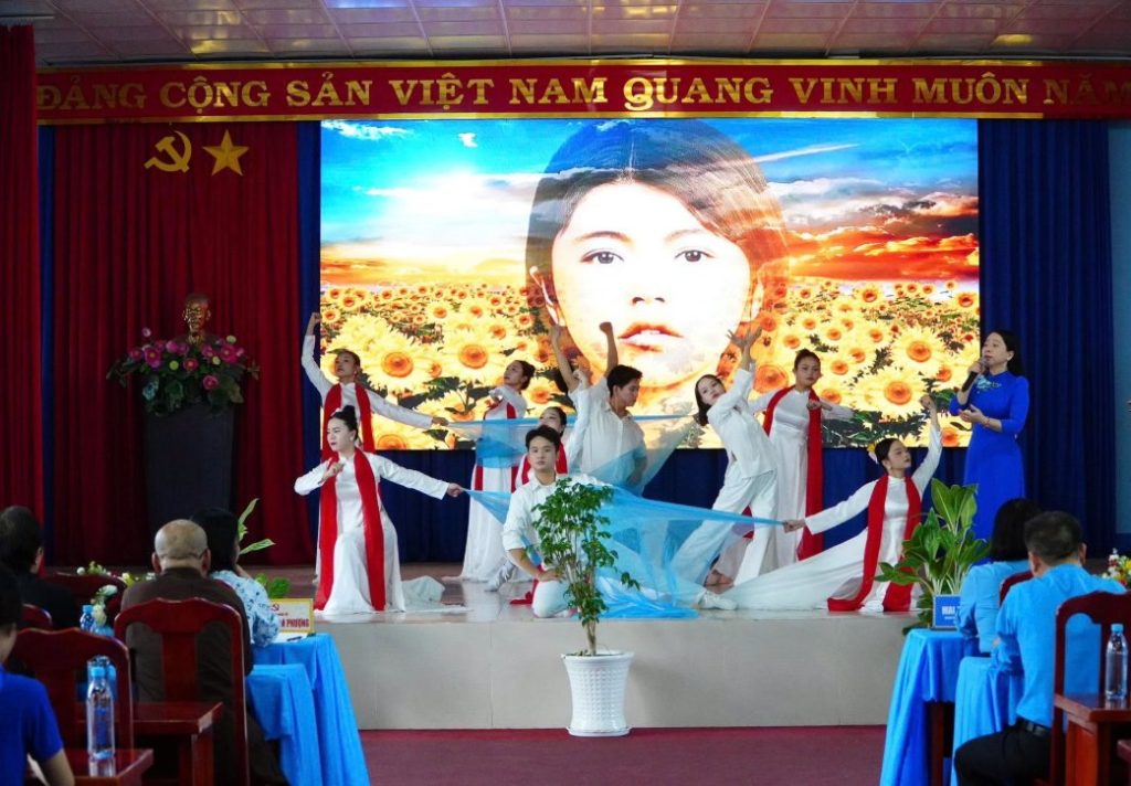 Tiết mục văn nghệ chào mừng Lễ trao quyết định thành lập Công đoàn cơ sở phường Thuận Giao