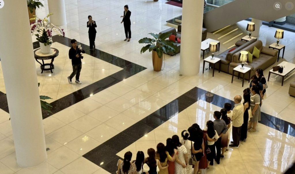 Ê-kíp NTSax Media Entertainment tác nghiệp tại sảnh Becamex Hotel New City trong chương trình đón khách mời