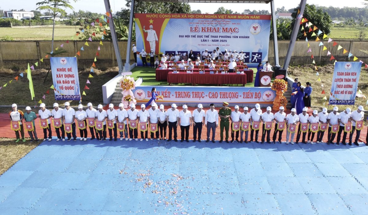 Các đoàn vận động viên xếp hàng trước lễ đài trong Lễ khai mạc Đại hội TDTT phường Tân Khánh