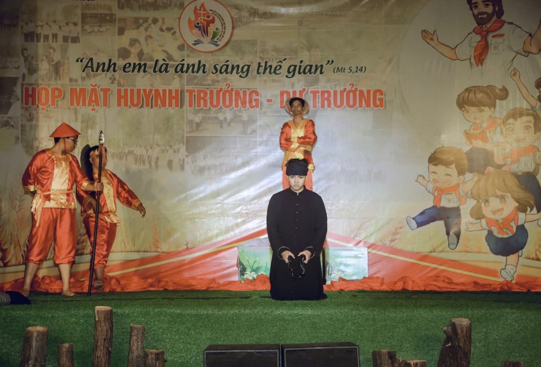 Một lớp diễn kể lại cuộc đời Thánh Phêrô Đoàn Công Quí trên sân khấu