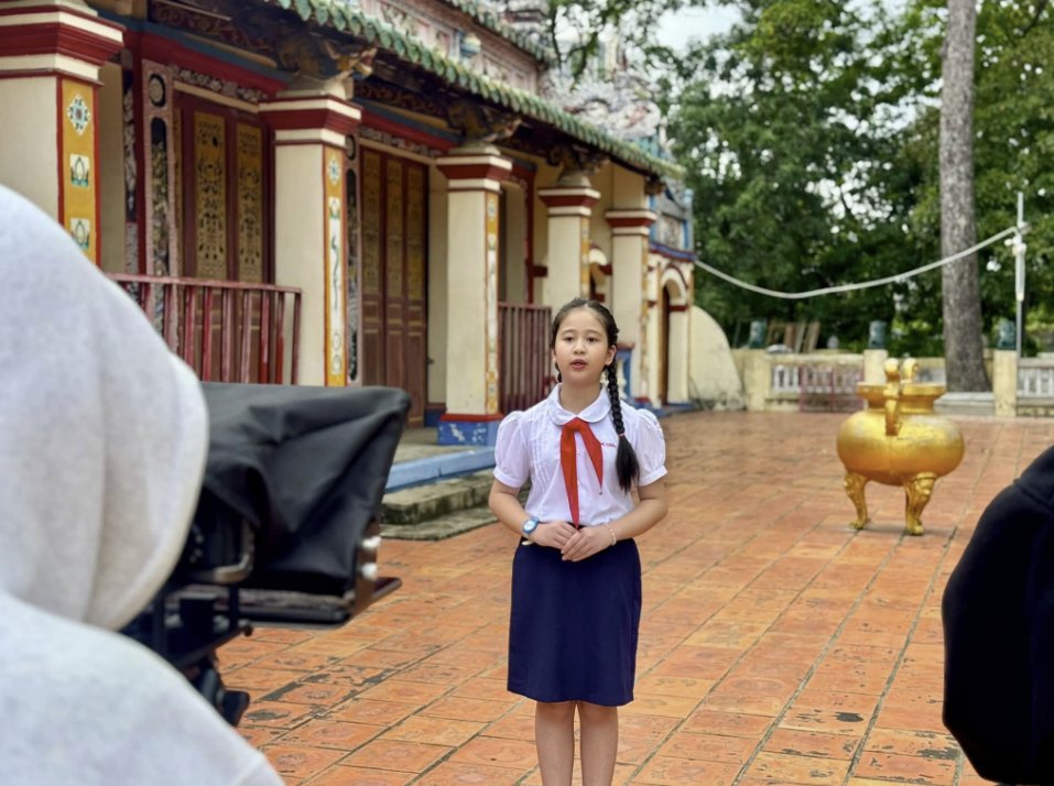 Ghi hình phần thuyết minh của học sinh tại di tích Đình Thần Phú Long trong video tuyên truyền