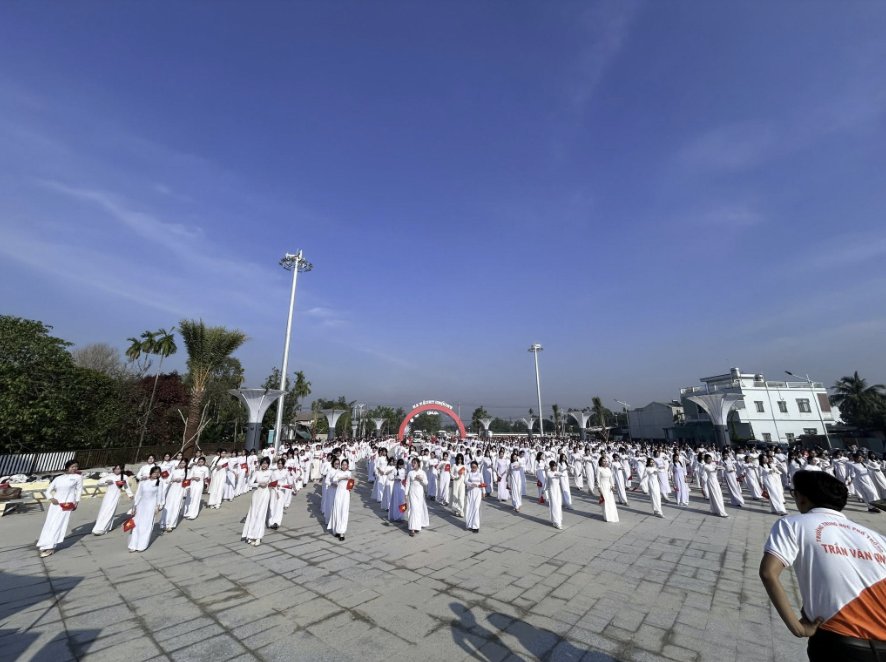 Hàng nghìn chị em phụ nữ đồng diễn áo dài tại phường Thuận An với hệ thống âm thanh do NTSax Media Entertainment phụ trách