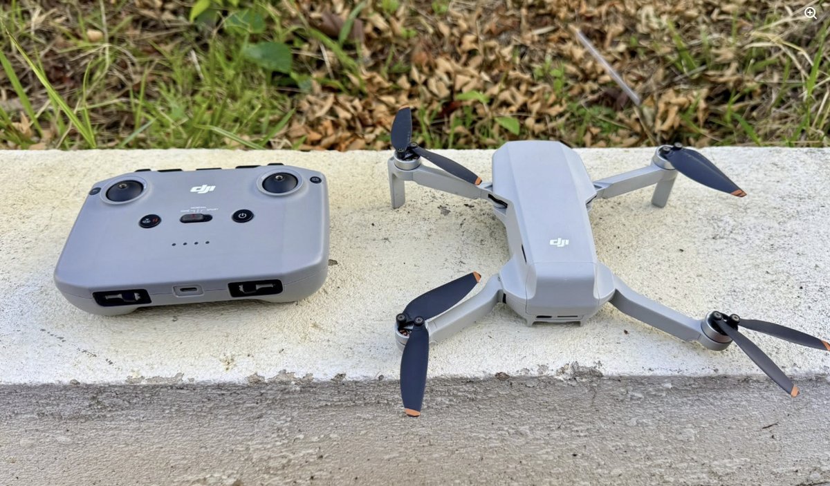 Thiết bị flycam và tay điều khiển được chuẩn bị trước giờ bay ghi hình sự kiện
