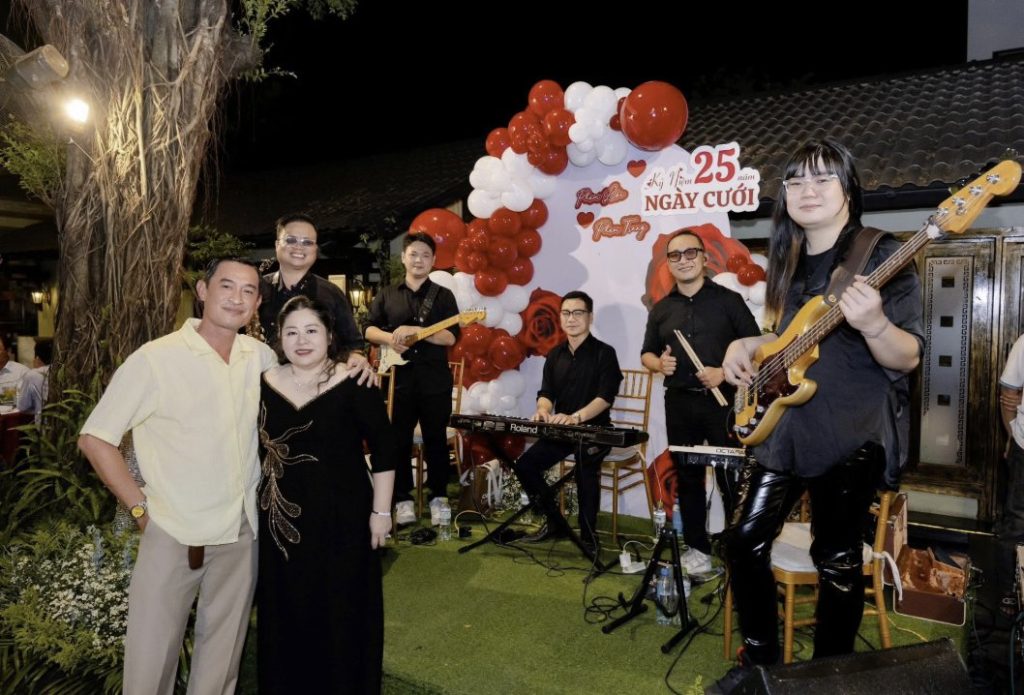 Ban nhạc Full Band của NTSax Media Entertainment cùng gia chủ trong lễ kỷ niệm 25 năm ngày cưới tại nhà hàng Mi Sol