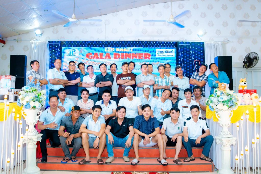 Ảnh tập thể đêm Gala Dinner Làm Nhiệt Tình – Quẩy Hết Mình của Công ty TKC Kraft