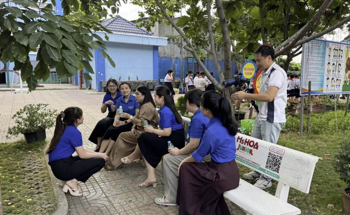 Ê-kíp ghi hình phần trao đổi của tập thể giáo viên Trường Tiểu học Phú Thọ trong sân trường