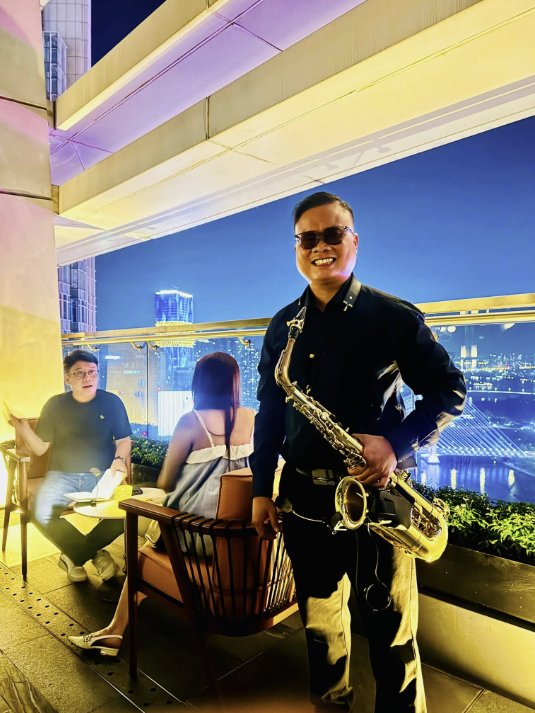 Nghệ sĩ saxophone của NTSax Media Entertainment biểu diễn tại Song Bar, tầng 40 khách sạn Hilton Sài Gòn