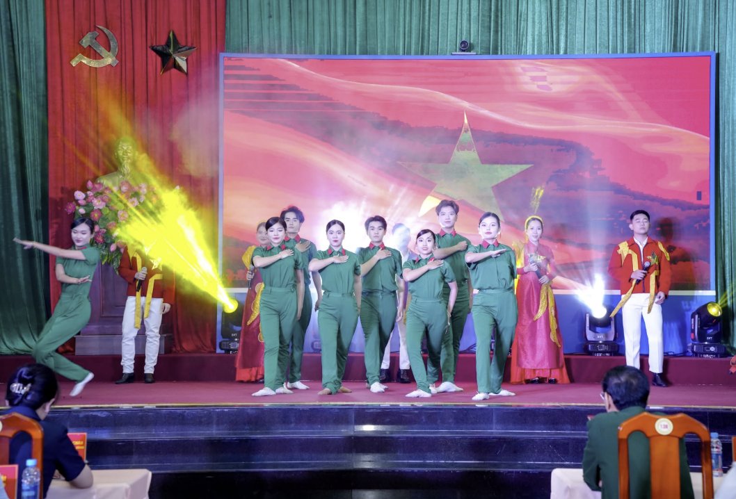 Tiết mục hợp ca với đội hình diễn viên trong trang phục bộ đội tại Hội trại Giao quân