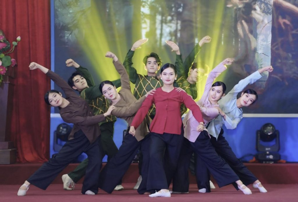 Nhóm múa biểu diễn trong chương trình văn nghệ Hội trại Giao quân phường Bình Hoà do NTSax Media Entertainment dàn dựng