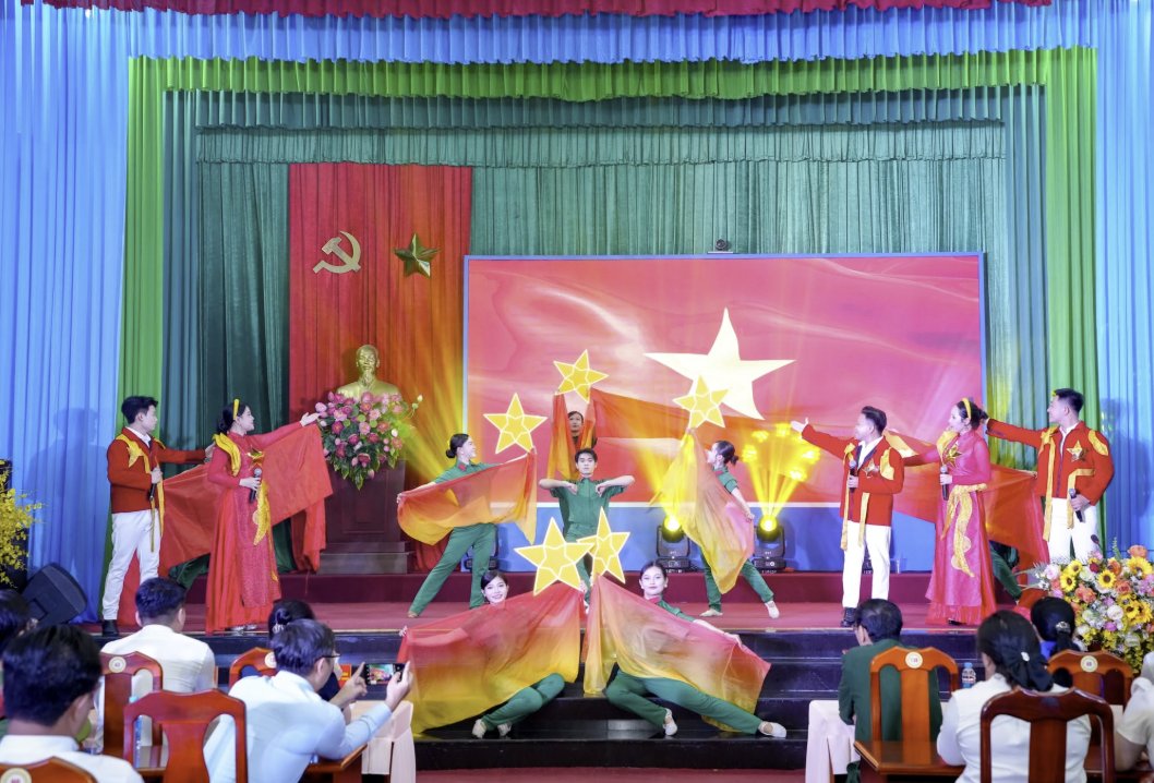 Toàn cảnh sân khấu chương trình văn nghệ Hội trại Giao quân tại Trung tâm Văn hoá phường Bình Hoà