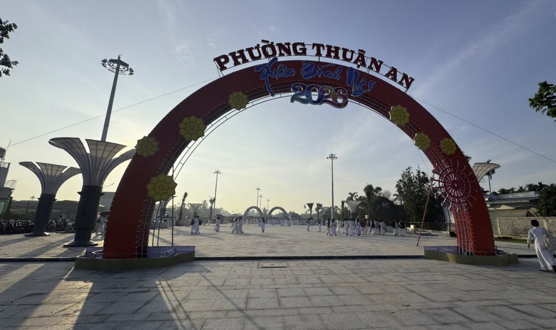 Khu vực quảng trường trước cổng chào phường Thuận An — nơi diễn ra buổi đồng diễn