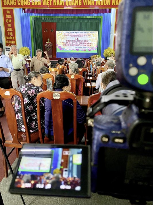Máy quay của NTSax Media Entertainment tác nghiệp trong Lễ chúc thọ người cao tuổi phường Bình Hoà