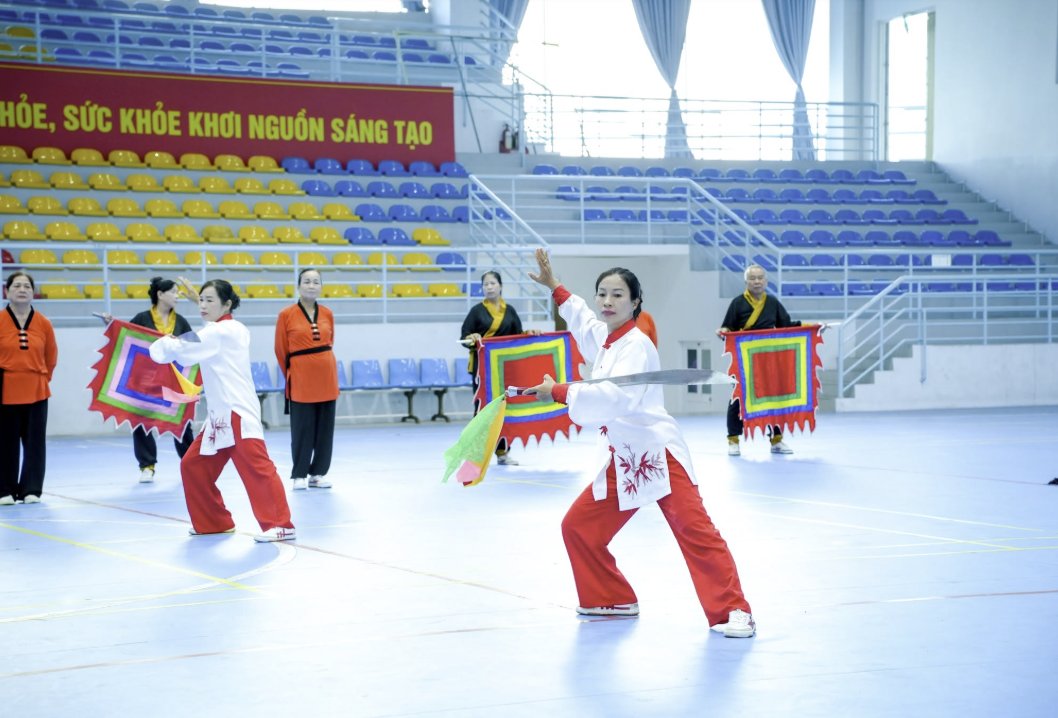 Một đội biểu diễn với cờ và quạt tại Liên hoan Dưỡng sinh – Yoga TP. Hồ Chí Minh