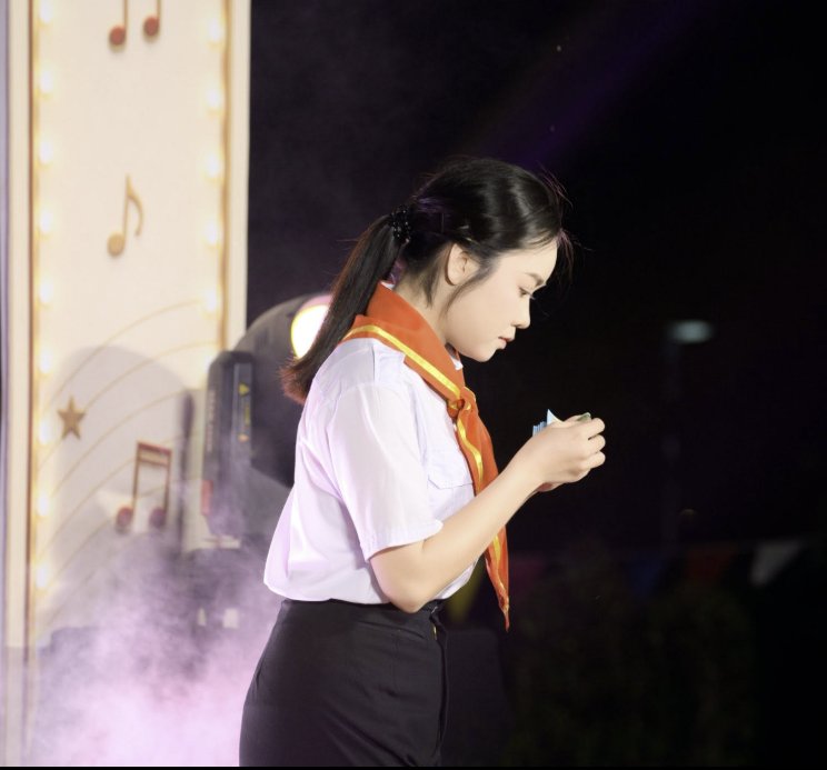 Thí sinh nhỏ tuổi trình bày phần thi của mình trên sân khấu Liên hoan Tiếng hát Thiếu nhi Thánh Thể 2026