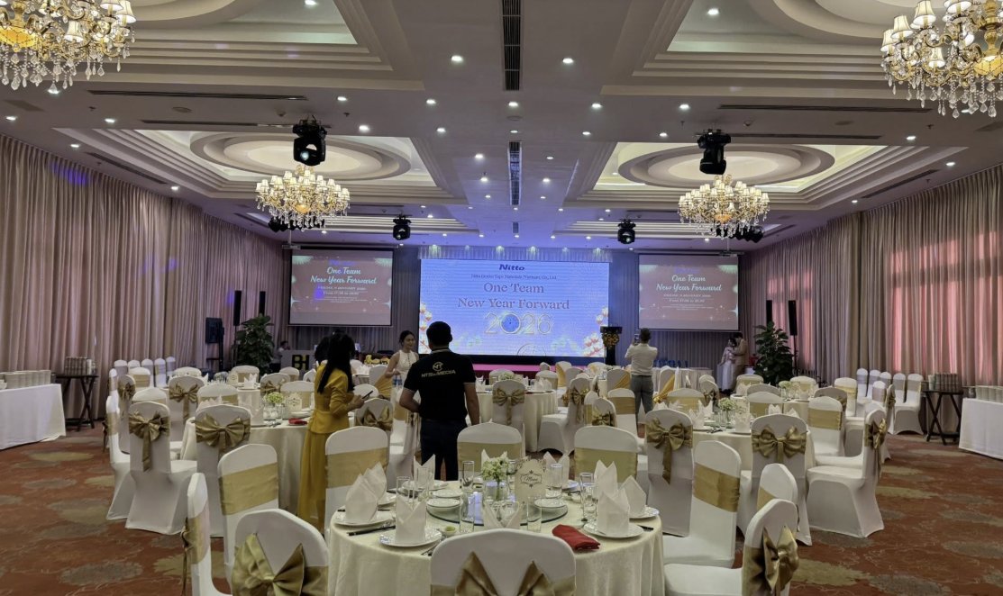 Không gian sảnh tiệc Year End Party NITTO DENKO tại Nhà hàng Grand Square Becamex trước giờ khai tiệc
