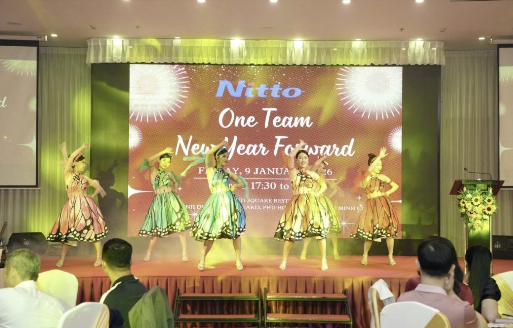 Nhóm múa của NTSax Media Entertainment biểu diễn trên sân khấu Year End Party công ty NITTO DENKO