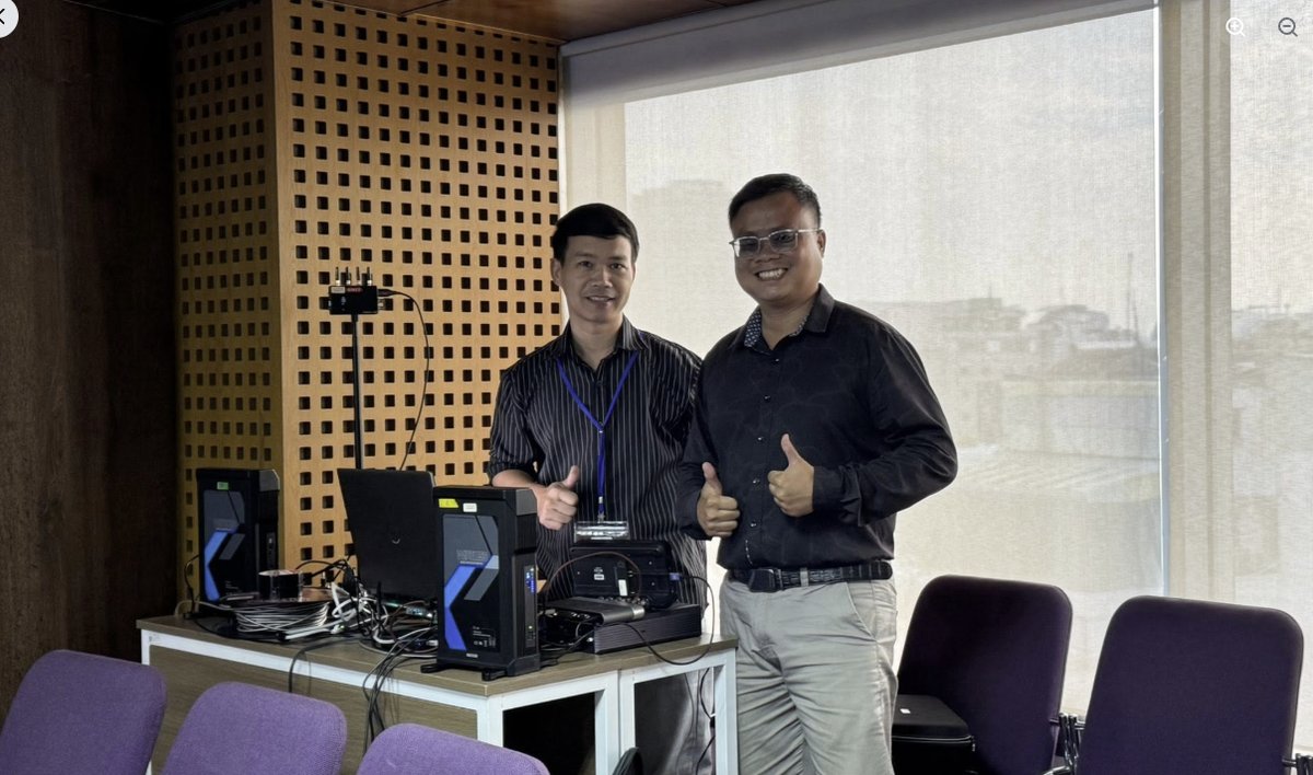 Khu vực máy tính và thiết bị kỹ thuật của ê-kíp NTSax Media Entertainment trong một chương trình