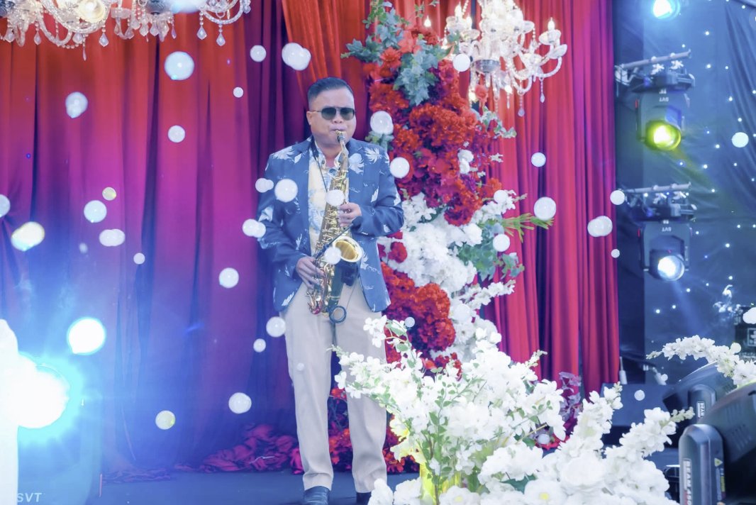 Ánh sáng sân khấu và hoa trang trí trong tiệc cưới tại Phúc An Khang do NTSax Media Entertainment phục vụ saxophone