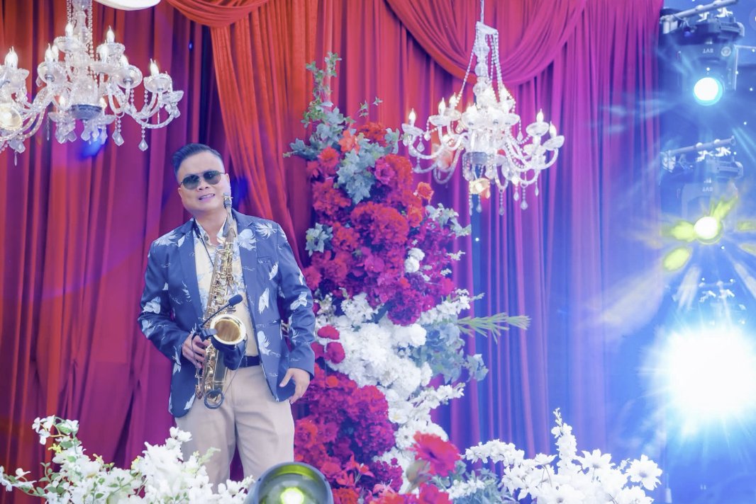 Nghệ sĩ saxophone của NTSax Media Entertainment biểu diễn trên sân khấu tiệc cưới tại Trung tâm Hội nghị Tiệc cưới Phúc An Khang