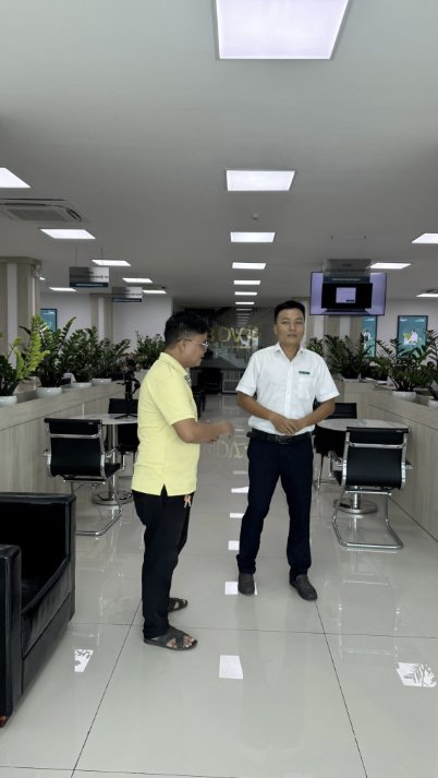 Ê-kíp quay phim tác nghiệp trong không gian quầy giao dịch của ngân hàng