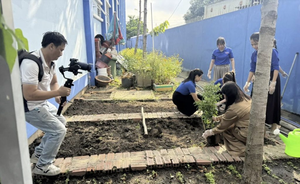 NTSax Media Entertainment ghi hình cảnh giáo viên chăm sóc vườn trường cho video “Tấm gương làm theo lời Bác”