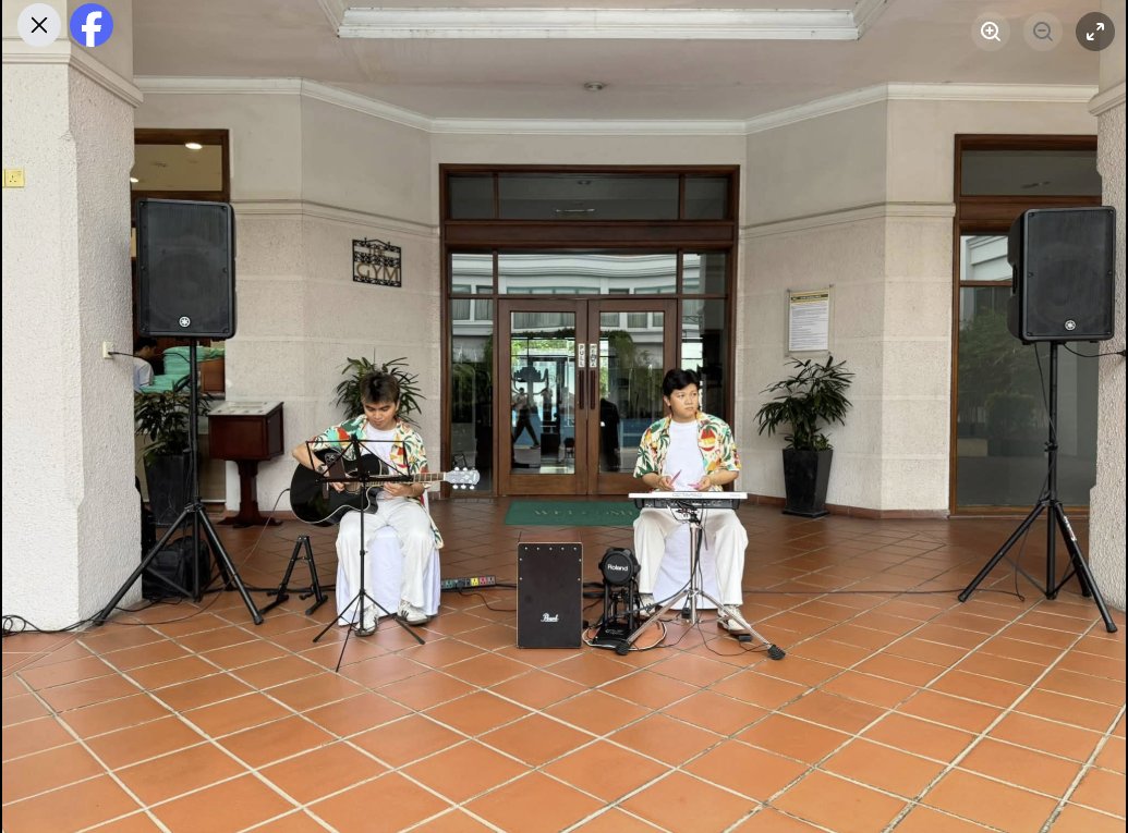 Nhóm acoustic của NTSax Media Entertainment biểu diễn tại sảnh đón khách Sân Golf Sông Bé Resort