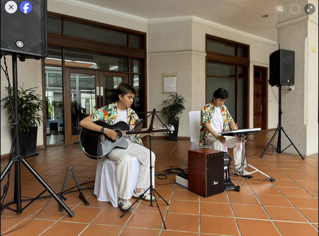 Đội hình guitar, keyboard và cajon trong buổi hoà tấu acoustic tại Sân Golf Sông Bé Resort