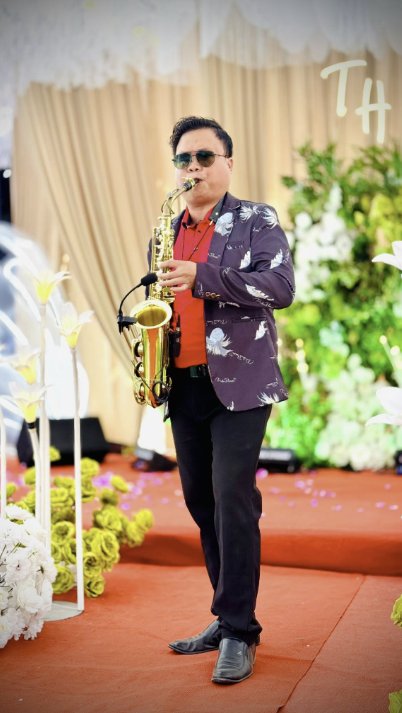 Nghệ sĩ saxophone biểu diễn trên thảm đỏ sân khấu tiệc cưới