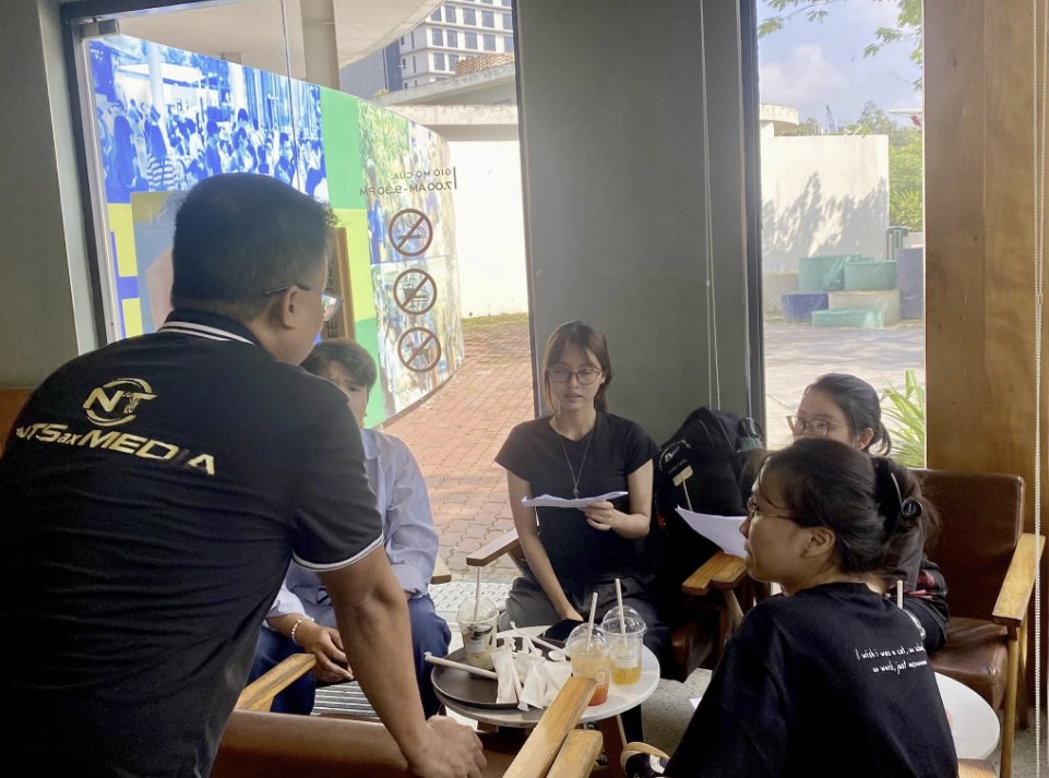 Buổi họp nhóm đọc kịch bản của sinh viên Đại học Thủ Dầu Một cùng NTSax Media Entertainment