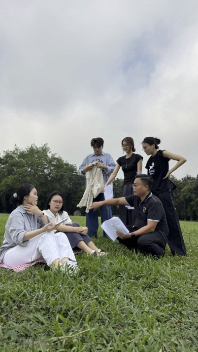 NTSax Media Entertainment trao đổi kịch bản cùng nhóm sinh viên năm cuối Đại học Thủ Dầu Một tại bối cảnh ngoài trời