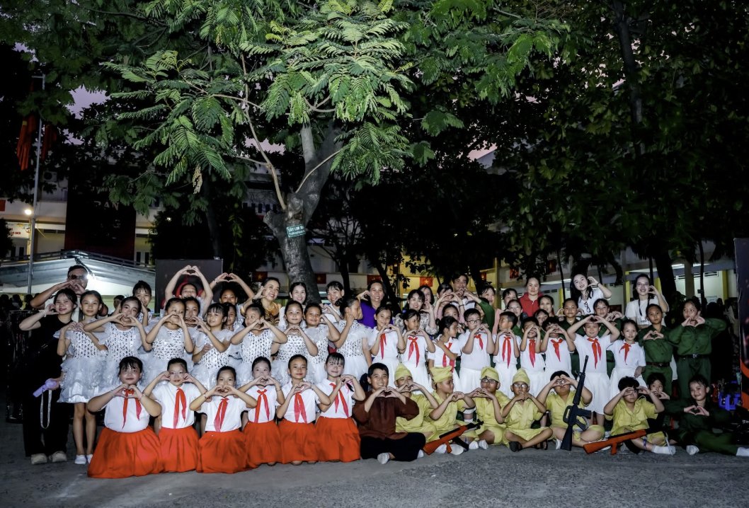 Tập thể học sinh và giáo viên chụp ảnh lưu niệm sau phần dự thi Sử ca học đường